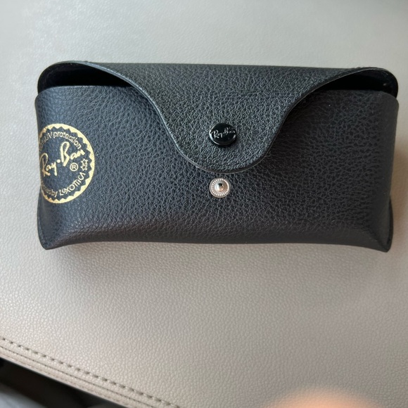 Raybans like new with Case - Picture 5 of 5